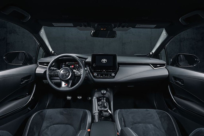 Ở bên trong cabin, Toyota GR Corolla 2023 được trang bị bảng đồng hồ kỹ thuật số 12,3 inch hiển thị đa thông tin vận hành như áp suất bộ tăng áp, số xe đang vận hành hay chế độ lái.