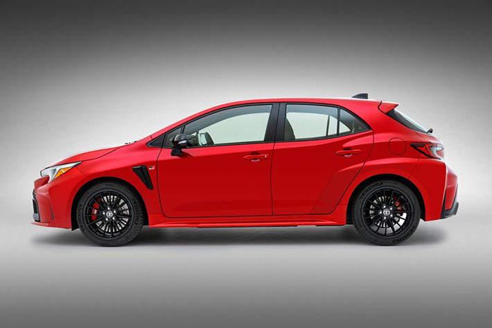 Thông số này của chiếc hot hach Toyota GR Corolla 2023 thấp hơn "đối thủ" Honda Civic Type R nhưng tăng nhẹ lần lượt 43 và 10 đơn vị so với bản gốc trên GR Yaris. Động cơ này của GR Corolla 2023 đi kèm hộp số sàn sáu cấp và hệ dẫn động bốn bánh GR-Four.