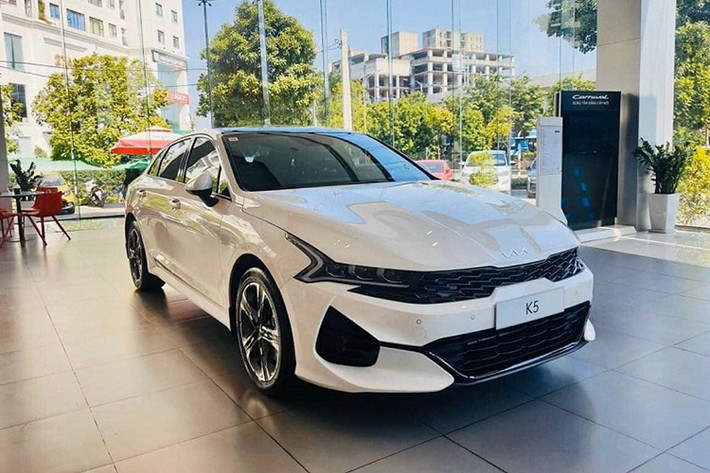 Kia K5: 14 xe Tương tự các đối thủ cùng phân khúc, Kia K5 cũng có doanh số không mấy khả quan trong tháng 8/2024. Mẫu xe này chỉ bán ra 14 xe trong tháng 8, giảm đến 65,8%. Với kết quả này, Kia K5 một lần nữa góp mặt trong top 10 ô tô bán kém nhất thị trường Việt Nam. Kia K5 là mẫu sedan hạng D có giá bán khá hợp lý, dao động từ 859 - 999 triệu đồng.
