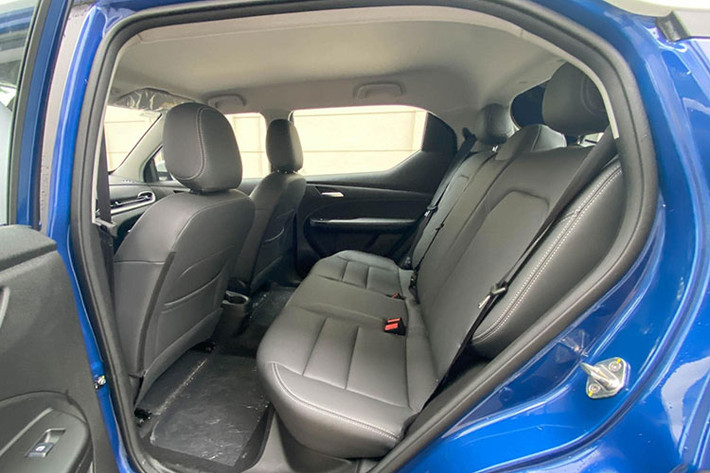 Xe trang bị một động cơ điện công suất tối đa 100 kW, mô-men xoắn cực đại 135 Nm, cùng hệ dẫn động cầu trước. Bộ pin lithium của VinFast VF5 Plus có dung lượng 37,23 kWh có quãng đường di chuyển sau một lần sạc đầy lên tới hơn 300km (theo tiêu chuẩn NEDC).