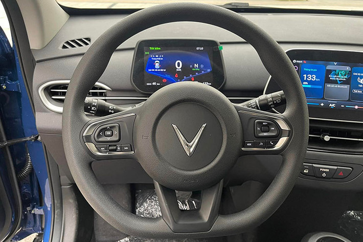 Mẫu SUV hạng A Vinfast VF5 chạy điện này cũng được tích hợp các ứng dụng, tiện ích thông minh như trợ lý ảo điều khiển bằng giọng nói, mua sắm trực tuyến trên xe, cập nhật phần mềm từ xa, lên lịch sạc pin theo thói quen sử dụng, điều khiển các thiết bị smart home.