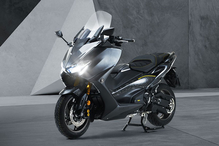Mẫu xe tay ga hạng trung Yamaha TMAX 560 2021 mới đã được nâng cấp với nhiều công nghệ và ngoại hình, đáng chú ý là việc được trang bị khối động cơ tuân thủ tiêu chuẩn khí thải Euro5 cùng một số tính năng đáng tiền hơn so với "người tiền nhiệm".