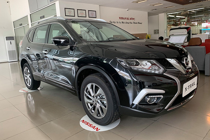 Từ đó, giá bán thực tế của mẫu xe Nissan X-Trail tại Việt Nam chỉ còn tương ứng là 825 triệu đồng và 900 triệu đồng. Bên cạnh đó, các đại lý bán hàng còn dành tặng khách mua xe thêm gói quà tặng phụ kiện trị giá từ 12 - 15 triệu đồng.