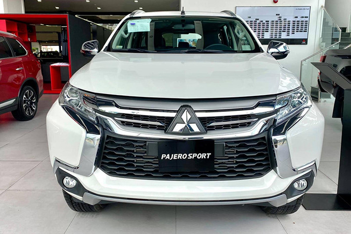 Theo ghi nhận tại các đại lý của Mitsubishi, kể từ sau khi phiên bản nâng cấp mới của mẫu Pajero Sport ra mắt, phiên bản cũ 2019 của mẫu xe này đã lập tức được điều chỉnh giá bán theo hướng giảm nhằm "dọn kho" đón phiên bản mới.