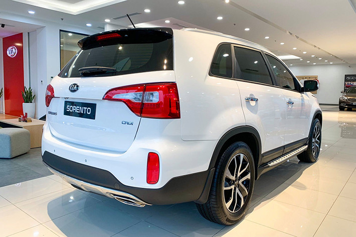 Tại Việt Nam, Kia Sorento 2019 có 2 tuỳ chọn động cơ. Phiên bản động cơ xăng 2.4L cho công suất cực đại 174 mã lực tại 6.000 vòng/phút, mô-men xoắn cực đại 227 Nm tại 3.750 vòng/phút. Phiên bản động cơ diesel 2.2L có công suất cực đại 195 mã lực tại 3.800 vòng/phút, mô-men xoắn cực đại 422-437 Nm tại 1.800-2.500 vòng/phút. Đi kèm hộp số sàn hoặc số tự động 6 cấp.