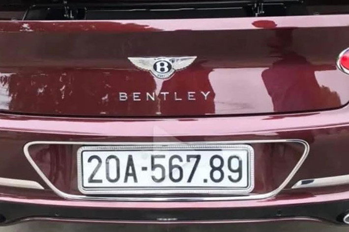 Mới đây, trên mạng xã hội lại lan truyền hình ảnh của chiếc Coupe siêu sang Bentley Continental GT V8 Mulliner thế hệ mới này nhưng không phải ở Hà Nội hay TP HCM mà nhiều người hay thấy, mà nó xuất hiện ở tận tỉnh Thái Nguyên.