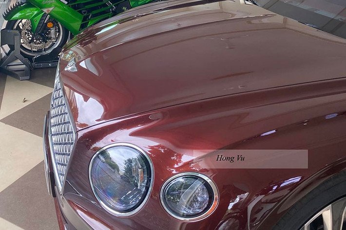 Điều khiến mọi người choáng chính là ngoại thất chiếc xe Bentley Continental GT V8 Mulliner tại Thái Nguyên không chỉ gây ấn tượng với màu sơn đỏ rượu mà còn ở biển số 20A-567.89 hay còn được giới luận biển gọi là sảnh rồng, hoặc trùm cuối của các loại biển sảnh.