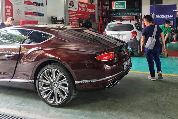 Ngoài chiếc biển số quá đẹp mắt, chiếc coupe siêu sang Bentley Continental GT V8 Mulliner thế hệ thứ 3 tại Thái Nguyên còn có bộ áo màu đỏ cùng nhiều chi tiết mạ crôm nổi bật, bên sườn xe có la-zăng đa chấu kép được hoàn thành 2 màu sáng và logo Mulliner xuất hiện bên hốc gió sườn như 1 cách thể hiện đây là chiếc Bentley Continental GT V8 thế hệ mới bản cá nhân hóa.