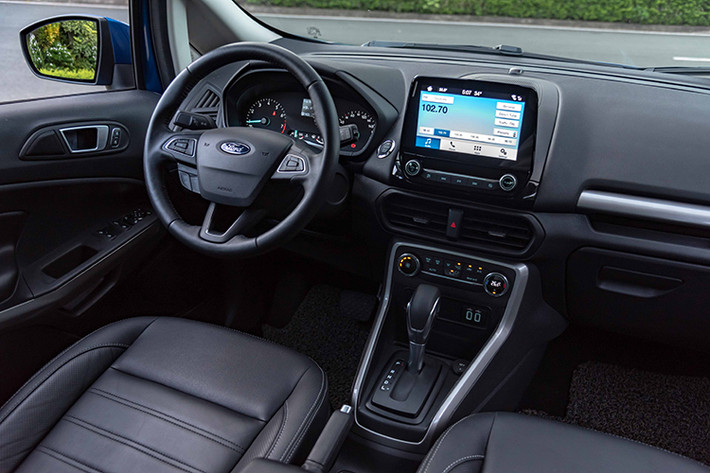 Bên trong nội thất, phiên bản Titinium của Ford EcoSport 2020 vẫn còn đó các trang bị khác như màn hình cảm ứng 8 inch cùng hệ thống SYNC 3, khởi động nút bấm, gạt mưa tự động, đèn pha tự động, ghế ngồi bọc da, hộc giữ lạnh, âm thanh 7 loa...