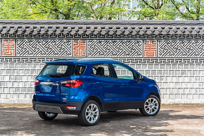 Gương chiếu hậu bên của Ford EcoSport 2020 đã được nâng cấp lên dạng gập điện và tự động gập khi khóa cửa. Hệ thống khóa cửa thông minh chuyển từ nút bấm sang dạng cảm ứng trên tay nắm cửa. Đáng tiếc là hệ thống phanh của mẫu xe này đã chuyển từ 4 đĩa thành 2 đĩa bánh trước và tang trống bánh sau. Kiểu dáng la-zăng và kích thước không đổi.