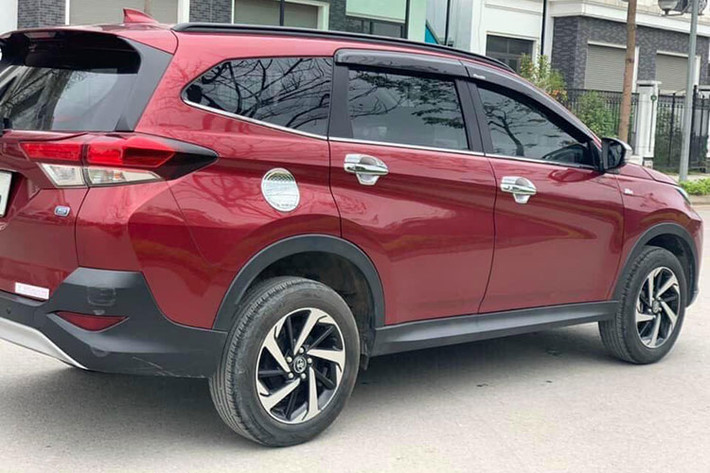 Trước những lời khuyên chân thành của hội viên, chủ xe bộc bạch: "Xe em mua lúc tháng 6/2021 cả ra biển, thuế, tất cả là 736 triệu đồng. Em cũng không đòi hỏi gì đâu..." Sự tự tin trong việc định giá của chủ xe nhanh chóng lan tỏa. Ngay lập tức một số thành viên trong nhóm đã hưởng ứng, chào bán chiếc xe mới mua của mình với giá 660 triệu dù số ODO thấp hơn.