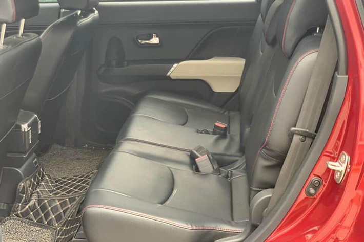 Toyota Rush tại Việt Nam được chào hàng từ cuối tháng 10/2018. Tuy chỉ được xếp vào phân khúc MPV nhưng Rush lại thể hiện rõ tính năng của một chiếc SUV khi sở hữu hệ thống khung gầm Built-in ladder frame, hệ dẫn động cầu sau và gầm xe lớn 220mm.