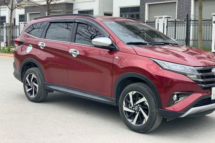 Toyota Rush vừa ngừng bán tại Việt Nam, chủ nhân đã lên kế hoạch đổi xe. Theo người đăng bán, chiếc xe được mua hồi tháng 6/2021, đi được 23.000 km. Xe đăng ký biển Hà Nội, các chi tiết nguyên bản, chưa trải qua lần độ hoặc thay thế nào, ngoại trừ lần thay ghế bọc da. Giá xe Toyota Rush cũ sang tên chủ mới là 666 triệu đồng.