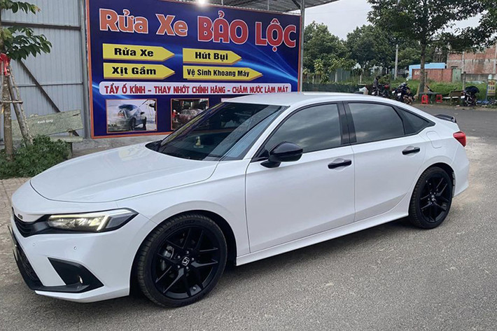 Do đó, anh Thông đã khiếu nại với Honda Việt Nam và sau nhiều lần kiểm tra, phía nhà phân phối đã cử chuyên gia xác minh và kết quả xác định có sự chênh lệch màu sắc trên cánh cửa. Sau đó, Honda Việt Nam đã thay một chiếc Honda Civic RS tương ứng cho khách hàng và lo toàn bộ chi phí lăn bánh.