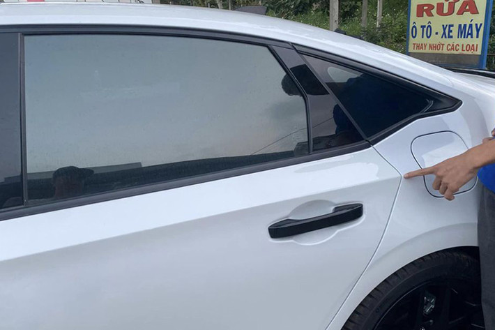 Nghi ngờ có vấn đề, anh Thông đã liên hệ với tư vấn bán hàng của đại lý Honda Ô tô Sài Gòn - Võ Văn Kiệt để kiểm tra. Tuy nhiên, đại lý cam kết không phải bị sơn lại, còn khách hàng giữ nguyên quan điểm.