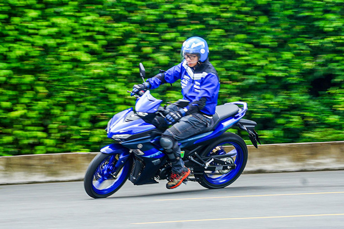 Ngoài ra, tay côn mới hành trình ngắn hơn 10mm so với phiên bản 150cc giúp có cảm giác tốt hơn. Ngoài ra, việc kết hợp với động cơ tiết kiệm nhiên liệu, Exciter mới chạy được xa hơn 30% so với phiên bản cũ, xấp xỉ 265km cho một lần đổ đầy.