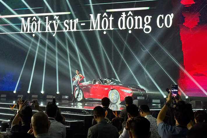 Khu vực riêng này sẽ dành cho khách hàng để thưởng lãm những tác phẩm nghệ thuật kết hợp giữa Mercedes-Maybach và David LaChapelle – nhà nhiếp ảnh gia huyền thoại của thế giới. Đây sẽ là khu vực xa xỉ có giới hạn số lượt khách tham quan, chỉ có khoảng 150 vé mời đặc biệt có ký hiệu Exclusive for Maybach Lounge từ Mercedes-Benz Việt Nam được gửi đến 150 khách hàng.