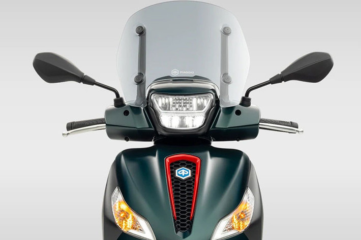 Ở hệ thống chiếu sáng, Piaggio Medley S 150 đặc biệt được trang bị đèn pha LED 2 tầng hoàn toàn mới, đèn định vị dạng LED được tích hợp vào đèn xinhan trên mặt nạ, nhưng có tạo hình đẹp mắt. Bảng đồng hồ của xe dạng LCD kỹ thuật số cho phép kết nối Bluetooth đến điện thoại thông minh.