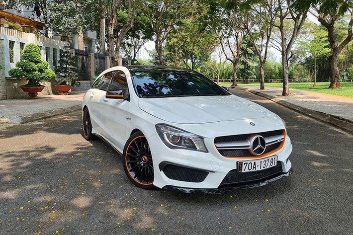 Chiếc Mercedes-Benz CLA 45 AMG Shooting Brake 2015 này thuộc phiên bản OrangeArt Edition, xe được mang về Việt Nam và phân phối chính hãng vào năm 2015 với giá 2,399 tỷ đồng và tính đến thời điểm hiện tại thì đây vẫn là chiếc CLA 45 AMG Shooting Brake độc nhất vô nhị.