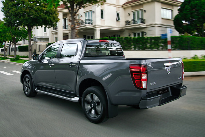 Vào hồi cuối tháng 3/2024 vừa qua, hãng Mazda cũng đã giới thiệu phiên bản mới của BT-50 ở thị trường Thái Lan. Nếu không bị "khai tử" thì Mazda BT-50 tại Việt Nam có thể cũng sẽ được bổ sung phiên bản mới tương tự.