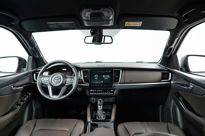 Ở phiên bản 2024, Mazda BT-50 không thay đổi nhiều so với trước. Hãng Mazda chỉ điều chỉnh một số chi tiết thiết kế ngoại thất của xe như lưới tản nhiệt sơn màu đen và vành hợp kim 18 inch. Xe có thêm màu sơn ngoại thất mới là xám Rock Gray trong khi màu xanh dương GunBlue Blue và đỏ Volcano Red đều bị loại bỏ.