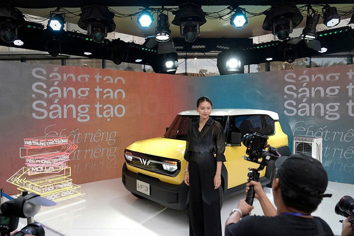 Triển lãm VinFast 2023 - Vì tương lai xanh được biết đến là chuỗi sự kiện chuyên ngành xe điện lớn nhất từ trước đến nay tại Việt Nam. Sau khi tổ chức tại Hà Nội và nhiều địa phương khác trên toàn quốc, ngày 18/8 vừa qua triển lãm “VinFast - Vì tương lai xanh” đã chính thức khai màn tại TP.HCM.