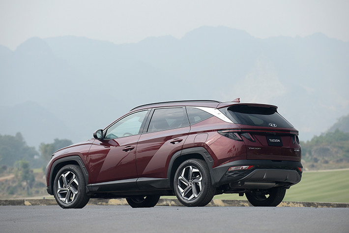 Cảm hứng thiết kế của Tucson được thừa hưởng từ 2 mẫu concept “Le Fil Rouge” & Vision T, nhờ vào tỷ lệ thể thao và năng động hơn được tạo nên bởi nền tảng mới, Tucson hoàn toàn mới sở hữu một vẻ ngoài rất táo bạo mà không ảnh hưởng đến tính thực dụng của xe. Một trong những điểm nhấn nổi bật ở phía trước là đèn ban ngày được thiết kế ẩn vào lưới tản nhiệt mang tên Parametric Jewel Hidden Lights.