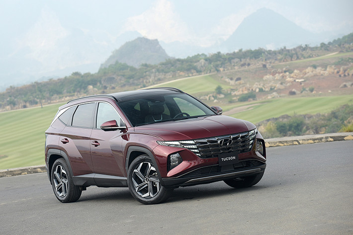 Hyundai Tucson 2022 mới là mẫu xe SUV đầu tiên của hãng được mang trọn vẹn triết lý thiết kế Sensuous Sportiness (thể thao và gợi cảm). Điểm nhấn đặc trưng của ngôn ngữ thiết kế này là sự hài hòa giữa 4 yếu tố cơ bản: tỷ lệ, kiến trúc, kiểu dáng và công nghệ - đặc biệt là làm nên sự cá tính khác biệt. Triết lý thiết kế này lấy khách hàng làm vai trò trung tâm, tạo nên một sản phẩm phù hợp với những phong cách và bản sắc riêng, nâng cao giá trị.