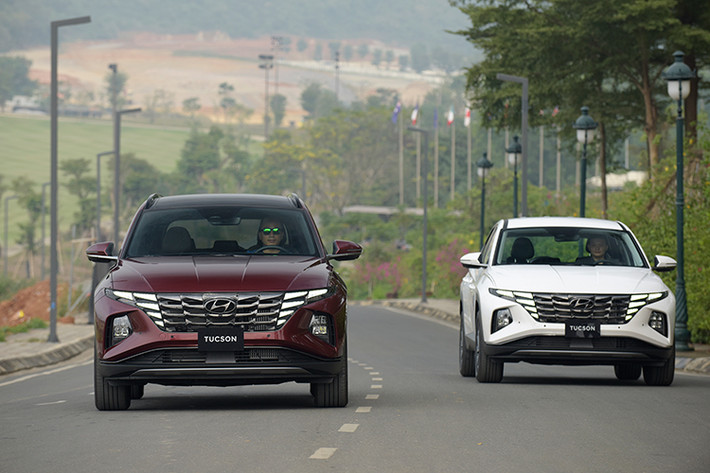 Giá xe Hyundai Tucson 2022 cụ thể của từng phiên bản Tucson All New (Giá đã bao gồm VAT): Tucson 2.0L Xăng Tiêu chuẩn: 825.000.000 đồng Tucson 2.0L Xăng Cao cấp: 925.000.000 đồng; Tucson 2.0D Dầu Cao cấp: 1.030.000.000 đồng; Tucson 1.6L Turbo HTRAC: 1.020.000.000 đồng.