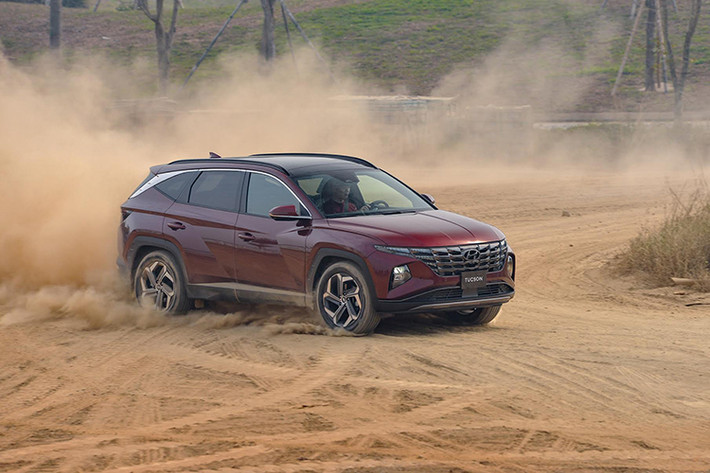 Tucson 2022 tiếp tục được duy trì các công nghệ an toàn: Hệ thống chống bó cứng phanh ABS; hỗ trợ phanh khẩn cấp BA; phân bổ lực phanh EBD; kiểm soát lực kéo TCS; ổn định chống trượt thân xe VSM; Hệ thống cân bằng điện tử ESC; hỗ trợ khởi hành ngang dốc HAC; hỗ trợ xuống dốc DBC; hỗ trợ phòng tránh va chạm điểm mù BCA; hỗ trợ phòng tránh va chạm khi lùi xe RCCA; cảnh báo va chạm khi ra khỏi xe SEW; cảm biến áp suất lốp TPMS; chống trộm Immobilizer; an toàn 6 túi khí.