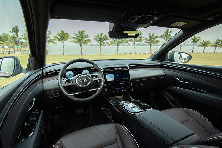 Vẫn tuân theo triết lý thân thiện với người sử dụng, Hyundai Tucson thế hệ hoàn toàn mới sở hữu không gian nội thất tối đa hóa sự thoải mái và thư giãn cho người dùng nhằm tránh sự căng thẳng mệt mỏi khi di chuyển trên đường. Xe sở hữu khoang nội thất với các tham số không gian, công nghệ và thông tin hòa quyện hoàn hảo.