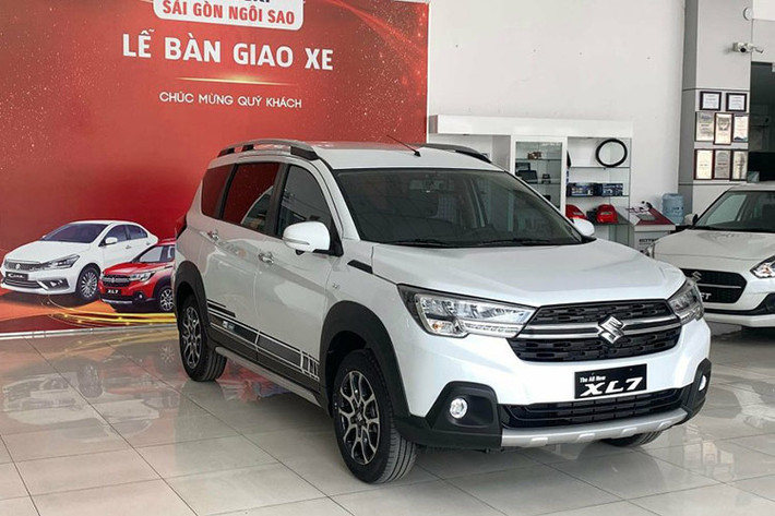 Xếp phía sau cặp đôi sedan hạng D kể trên là Suzuki XL7 với doanh số 28 xe, tăng 86,6%. Nguyên nhân khiến Suzuki XL7 sụt giảm mạnh đến vậy là vì mẫu xe này đang chờ phiên bản mới ra mắt thị trường Việt Nam. Phiên bản mới của xe sẽ được trang bị động cơ mild hybrid. Hiện các đại lý tại Việt Nam cũng đã bắt đầu nhận cọc cho Suzuki XL7 Hybrid.