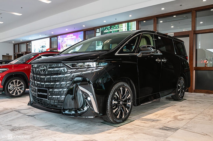 Tương tự Honda Accord, mẫu MPV hạng sang Toyota Alphard cũng bán ra 8 chiếc trong tháng 6 vừa qua, giảm đến 57,8%. Việc Toyota Alphard xuất hiện trong top 10 này không có gì bất ngờ vì xe có giá bán lên đến 4,37 tỷ đồng nên không dành cho số đông khách hàng Việt Nam.