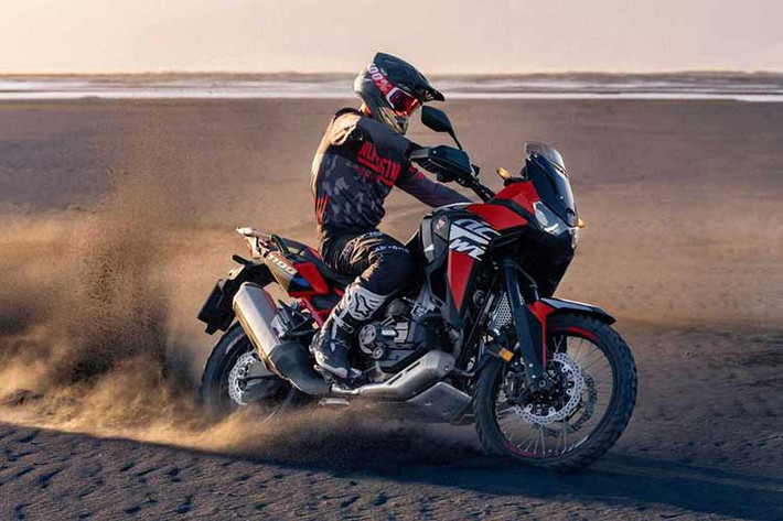 Đối với phiên bản Adventure Sport, Honda Africa Twin 2024 sở hữu những trang bị hướng đến những chuyến đi dài, như cặp bánh mâm kích trước/sau được thay đổi thành 19/17 inch, nhỏ hơn so với đời trước là 21/18 inch. Thay đổi này sẽ giúp Africa Twin Adventure Sport đánh lái, chuyển hướng dễ dàng hơn.