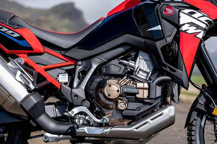 Nâng cấp tiếp theo giúp mẫu xe địa hình Honda Africa Twin 2024 hỗ trợ người lái tốt hơn, chức năng sưởi ấm tay lái và cổng sạc cho phụ kiện được trang bị sẵn, đây cũng là những tính năng chỉ có trên phiên bản Adventure Sport của thế hệ trước.