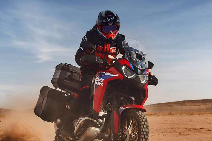 Giờ đây cả hai phiên bản tiêu chuẩn của Honda Africa Twin 2024 (Base) và Adventure Sport đều có kính chắn gió lớn hơn và có thể dễ dàng thay đổi vị trí cao/thấp tùy theo mục đích sử dụng.