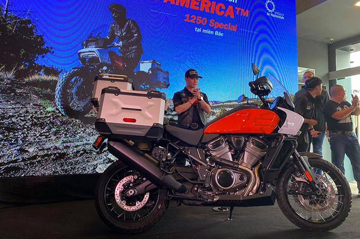 Harley-Davidson Pan America hoàn toàn mới là mẫu môtô phân khối lớn thuộc phân khúc Adventure đầu tiên của thương hiệu xe 2 bánh đình đám Mỹ. Pan America sở hữu tổng thể ngoại hình đồ sộ và to lớn, đây là một trong những đặc trưng của các mẫu xe tới từ thương hiệu Harley. Cụ thể, xe có chiều dài 2.265 mm, khoảng sáng gầm 175 mm, chiều dài cơ sở 1.580 mm.
