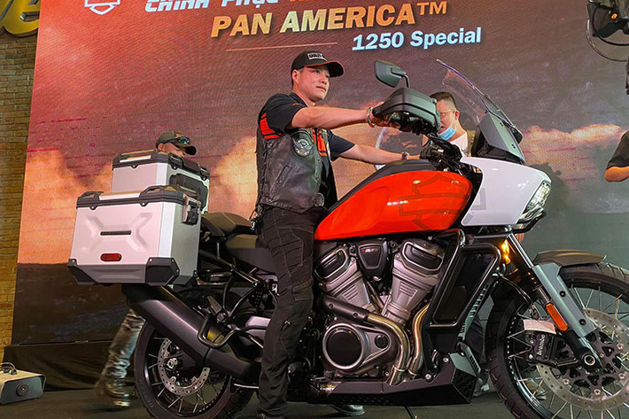 Mẫu Adventure được mong đợi nhất năm 2021 của hãng xe cơ bắp Mỹ là Harley-Davidson Pan America 1250 mới đã chính thức ra mắt tại Việt Nam. Đây là chiếc adventure đầu tiên tới từ nhà sản xuất Milwaukee. Xe sẽ cạnh tranh trực tiếp với nhiều đối thủ sừng sỏ trong cùng phân khúc như BMW R 1250 GS, Ducati Multistrada 1260, KTM 1290 Super Adventure,…