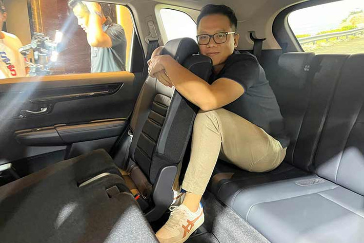 Nằm bên dưới nắp ca-pô của Honda CR-V 2024 tại Việt Nam là 2 tùy chọn động cơ. Đầu tiên là động cơ xăng 4 xi-lanh, tăng áp, dung tích 1.5L với công suất tối đa 188 mã lực và mô-men xoắn cực đại 240 Nm như cũ. Động cơ kết hợp với hộp số tự động biến thiên vô cấp CVT, hệ dẫn động cầu trước hoặc 4 bánh toàn thời gian, tùy phiên bản. Đây là lần đầu tiên mẫu xe này có hệ dẫn động AWD ở Việt Nam.