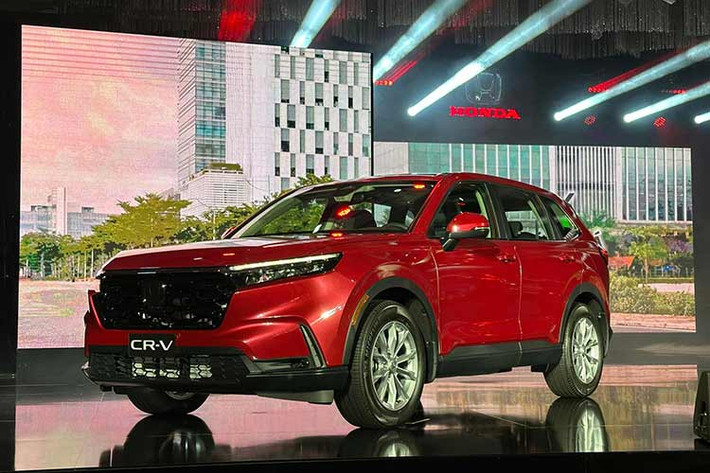 Honda Việt Nam chính thức giới thiệu CR-V thế hệ thứ 6 dành cho thị trường Việt Nam với những nâng cấp đáng kể về cả bên trong lẫn bên ngoài, Honda CR-V 2024 mới ra mắt nhàm nhằm tăng sức cạnh tranh với hàng loạt mẫu SUV cỡ C đang bán chạy trên thị trường hiện nay như Mazda CX-5, Hyundai Tucson hay Haval H6...