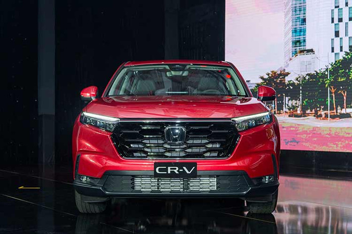 Phần đầu xe ấn tượng hơn với lưới tản nhiệt cỡ lớn dạng tổ ong, kết hợp với cản trước được sơn đen cùng những đường cắt Chrome cứng cáp. Cùng với đó là cụm đèn LED thanh mảnh và sắc sảo tạo nên phía trước thanh thoát và thể thao hơn so trước đây.