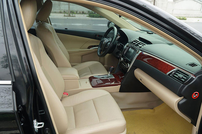 Mẫu xe sedan hạng D này cũng có nhiều trang bị tiện nghi đáng chú ý như màn hình cảm ứng trung tâm hiển thị đa thông tin, giao tiếp bluetooth, ghế lái bọc da điều chỉnh điện 10 hướng có nhớ vị trí, rèm che nắng 2 cửa sau… Bản 2.5 Q được trang bị thêm chức năng tự động điều chỉnh khi lùi xe và tự động gập khi đóng khóa xe.