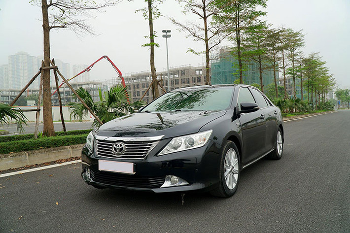 Mức giá xe Toyota Camry 2.5 khi mới ra mắt tại Việt Nam được niêm yết chính hãng từ 1,129 đến 1,241 tỷ đồng cho bản G và Q. Hiện chiếc xe trong bài viết là phiên bản 2.5G đang được chủ nhân chào bán khoảng hơn 600 triệu đồng, rẻ hơn 1/2 khi mới ra mắt sau 7 năm lăn bánh. Ở Việt Nam hiện nay, xe Toyota nói chung và Toyota Camry nói riêng được đánh giá là “vua giữ giá”.