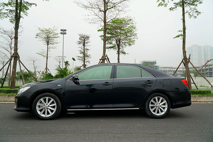 Chiếc xe Toyota Camry đời 2014 sau 7 năm lăn bánh với giá khoảng hơn 600 triệu đồng, gần bằng giá xe mới của một chiếc Hyundai Elantra thế hệ mới. Đối với nhiều người mới chơi thì việc chọn mua xe Toyota Camry cũ vẫn có sức hấp dẫn hơn mua mẫu xe cỡ C mới bởi ưu thế về không gian nội thất, trang bị tiện nghi cũng như giá trị thương hiệu.