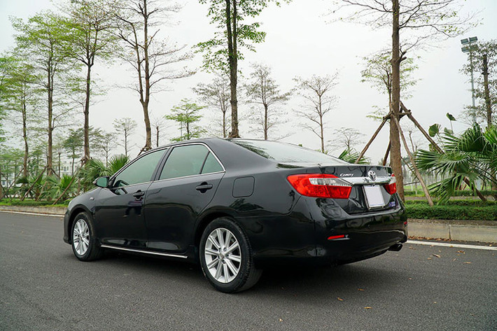 Xe có thể tăng tốc tốt và vọt lên 80 km/h, 100 km/h vẫn dư nhiều ga. Đồng thời Camry 2013/2014 mới cũng cho mức tiêu hao nhiên liệu cực kỳ ấn tượng là 7,8 lít/100km (trên đường hỗn hợp). Mức tiêu thụ này được cho là thấp nhất trong các xe cùng phân khúc tại thời điểm bấy giờ.