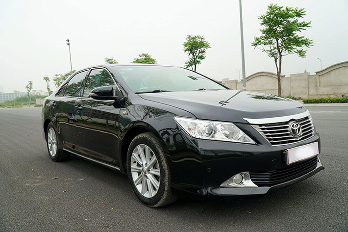 Toyota Camry tại Việt Nam được xem là phiên bản cao cấp nhất của dòng xe hạng D tại thị trường trong cả chục năm qua. Dù là đời cũ hay mới thì mẫu xe mang thương hiệu "thiện lành" này luôn được xem là sự lựa chọn tốt nhất cho khách hàng từ trung đến cao cấp muốn sở hữu.