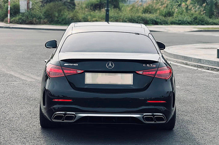 Ngoài ra, C 63 S E Performance còn thừa hưởng công nghệ từ xe đua F1 với hệ thống tăng áp điện và pin hiệu suất cao. Hệ dẫn động 4 bánh toàn thời gian giúp xe tăng tốc từ 0-100 km/h chỉ trong 3,4 giây.