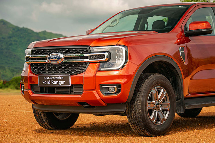 Ngay từ cái nhìn đầu tiên, Ford Ranger 2023 mới có diện mạo mạnh mẽ và toát lên vẻ tự tin, với ngoại thất chia sẻ DNA thiết kế với các sản phẩm xe tải toàn cầu của Ford. Điểm nhấn ở ngoại thất bao gồm lưới tản nhiệt mới và cụm đèn pha chữ C đã trở thành thương hiệu ở đầu xe.