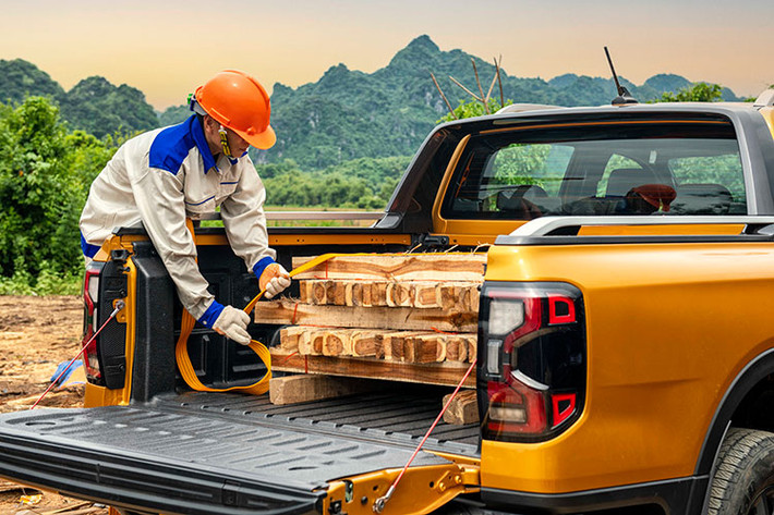 Không gian của thùng xe trở nên rộng rãi và hữu dụng hơn nhờ việc tăng chiều rộng của chiếc xe thêm 50mm. Ranger được trang bị hệ thống quản lý hàng hóa mới với các vách để chia tách không gian thùng xe, cố định đồ vật với nhiều kích thước khác nhau. Các móc trên thành thùng được làm từ thép cứng để có thể chằng, buộc các đồ vật to và nặng.