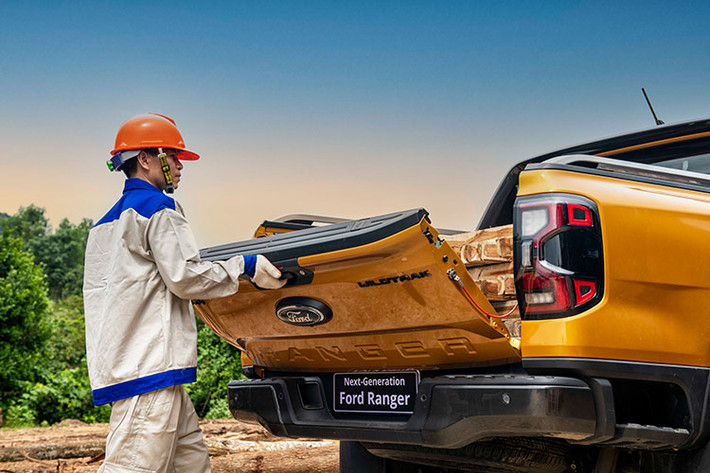 Ford tập trung cải tiến khu vực thùng xe dễ tiếp cận hơn và tăng thêm không gian hữu dụng. Nhận thấy khách hàng gặp một số khó khăn và bất tiện trong việc tiếp cận với thùng xe, Ford đã tích hợp vào Ranger 2023 một bậc bước nhỏ vào phía sau của bánh xe sau, giúp khách hàng trèo lên hay bỏ đồ vào thùng xe một cách an toàn và dễ dàng hơn.